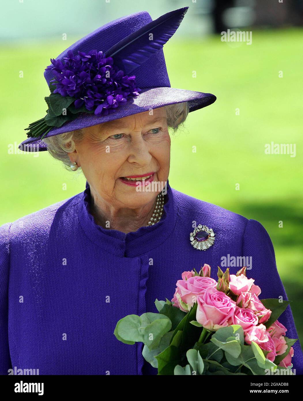 Regina Elisabetta ll alla scoperta di una fontana costruita in memoria di Diana, Principessa del Galles, a Londra Hyde Park. La creazione di Â€ 3.6 milioni a fianco della Serpentina è stata circondata da polemiche, con ritardi e un budget eccessivo di Â€ 600,000. La principessa morì in un incidente automobilistico a Parigi nell'agosto del 1997. Foto Stock