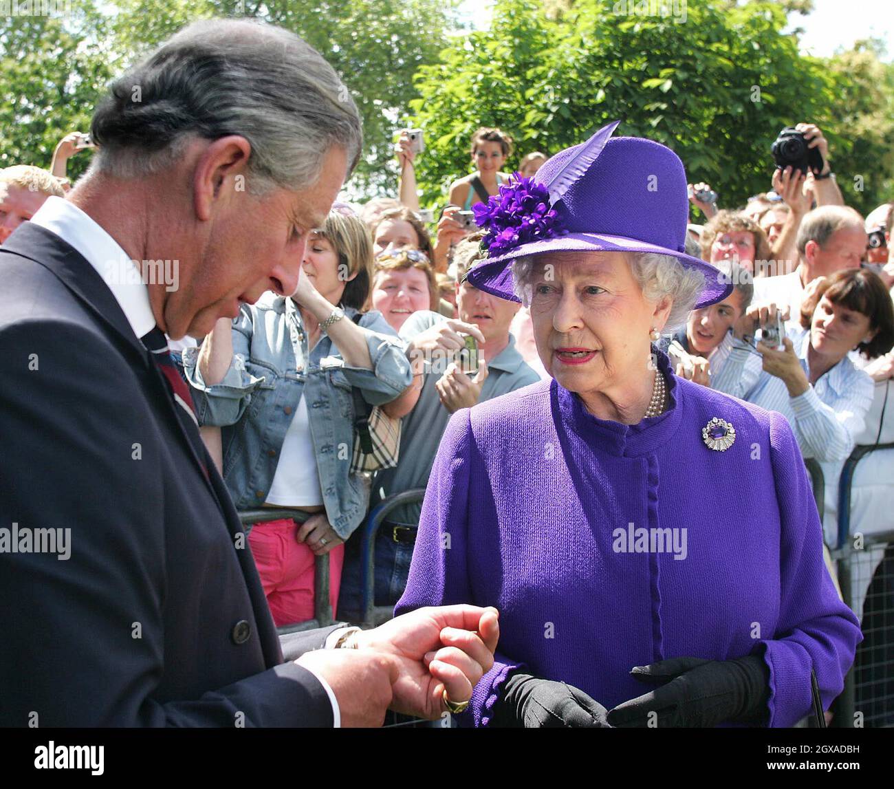 La Regina Elisabetta II e il Principe Carlo partecipano all'inaugurazione di una fontana costruita in memoria di Diana, Principessa del Galles, in Hyde Park a Londra. La creazione di Â€ 3.6 milioni a fianco della Serpentina è stata circondata da polemiche, con ritardi e un budget eccessivo di Â€ 600,000. La principessa morì in un incidente automobilistico a Parigi nell'agosto del 1997. Foto Stock