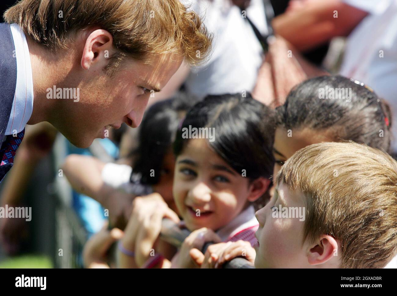Il Principe William della Gran Bretagna saluta i wellwishers all'inaugurazione di una fontana costruita in memoria di Diana, Principessa del Galles, in Hyde Park di Londra. La creazione di Â€ 3.6 milioni a fianco della Serpentina è stata circondata da polemiche, con ritardi e un budget eccessivo di Â€ 600,000. La principessa morì in un incidente automobilistico a Parigi nell'agosto del 1997. Foto Stock