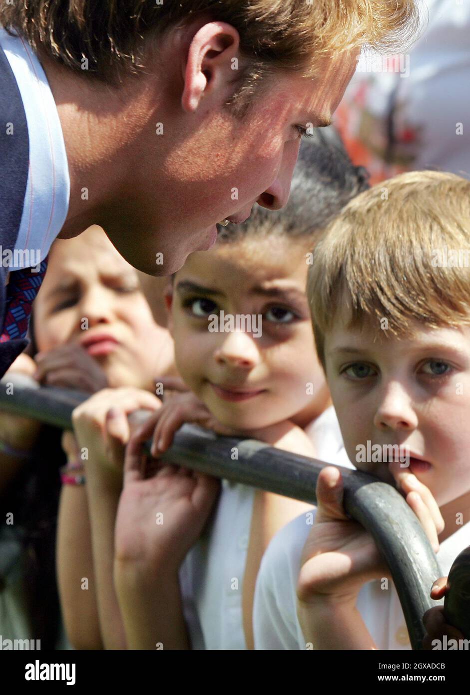 Il Principe William della Gran Bretagna saluta i wellwishers all'inaugurazione di una fontana costruita in memoria di Diana, Principessa del Galles, in Hyde Park di Londra. La creazione di Â€ 3.6 milioni a fianco della Serpentina è stata circondata da polemiche, con ritardi e un budget eccessivo di Â€ 600,000. La principessa morì in un incidente automobilistico a Parigi nell'agosto del 1997. Foto Stock