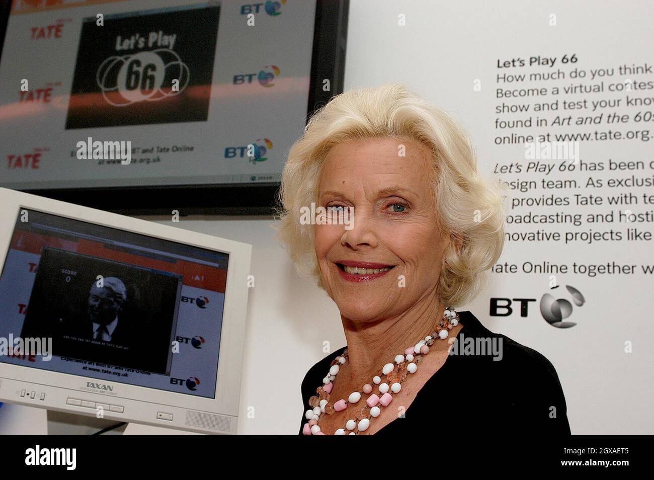 L'attrice Honor Blackman lancia Let's Play 66 - un quiz online, a Tate Britain, Londra. Foto Stock