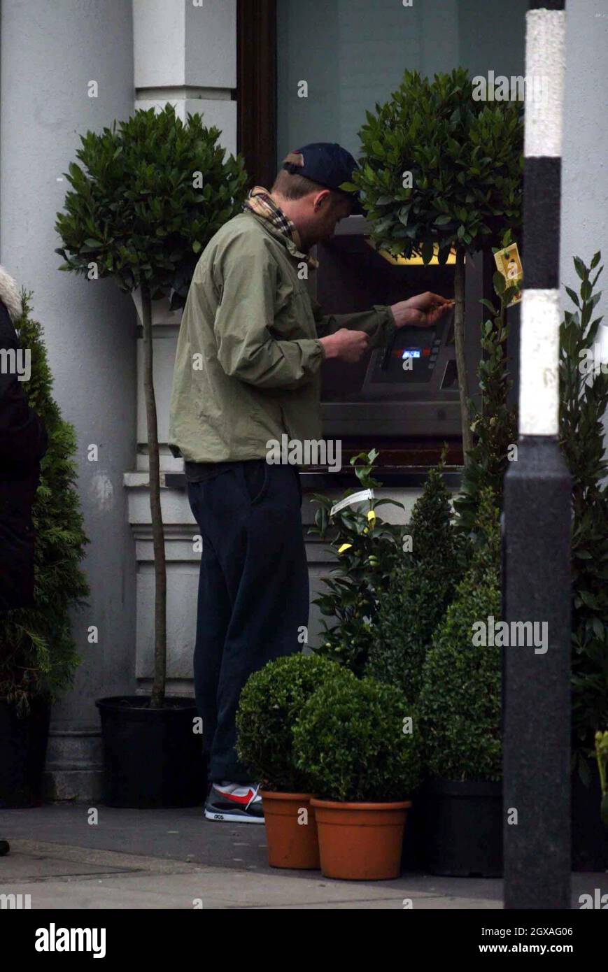 Damon Albarn attira i soldi per dare un'occhiata a un mini scooter. Foto Stock