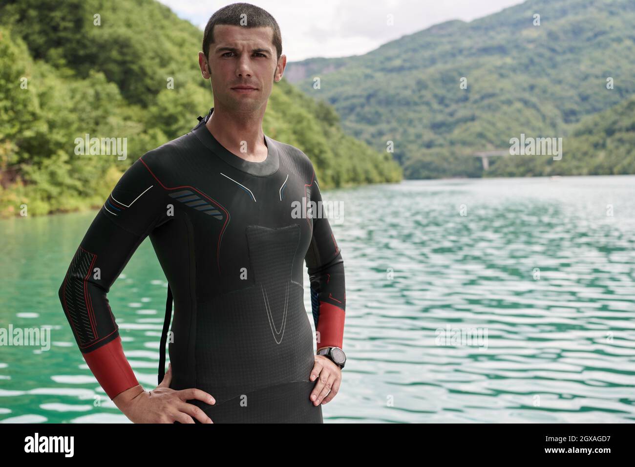 autentico ritratto da nuotatore triathlete con muta durante l'allenamento mattutino Foto Stock