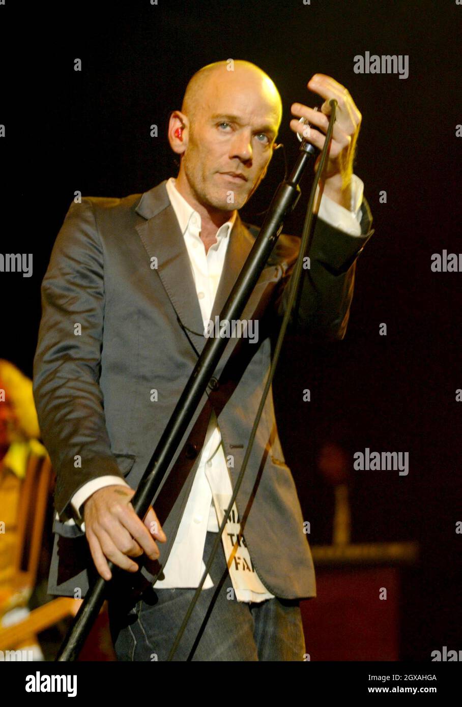 REM durante l'esibizione al Carling Apollo di Londra del concerto di beneficenza Make Trade Fair Live tenuto in aiuto di Oxfam. L'obiettivo dell'evento era di evidenziare l'impatto che le regole commerciali sleali hanno sugli agricoltori poveri del mondo in via di sviluppo. Foto Stock