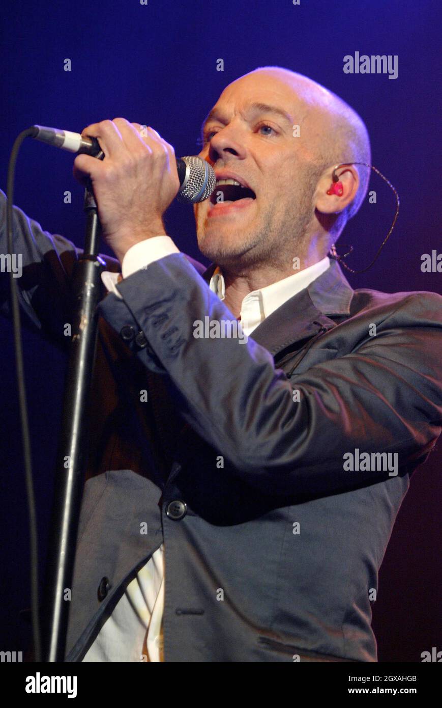 REM durante l'esibizione al Carling Apollo di Londra del concerto di beneficenza Make Trade Fair Live tenuto in aiuto di Oxfam. L'obiettivo dell'evento era di evidenziare l'impatto che le regole commerciali sleali hanno sugli agricoltori poveri del mondo in via di sviluppo. Foto Stock