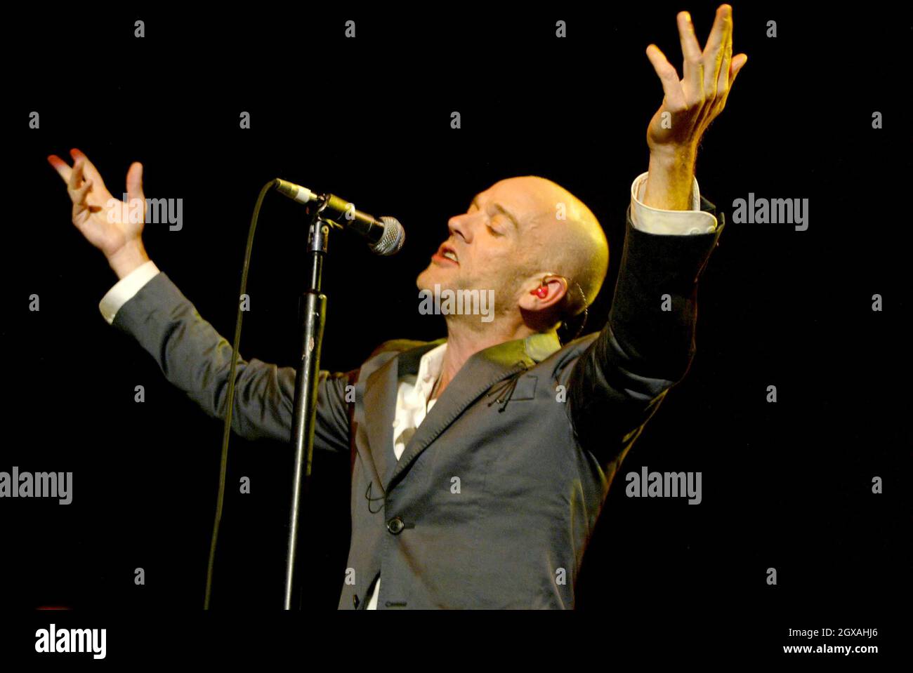 REM durante l'esibizione al Carling Apollo di Londra del concerto di beneficenza Make Trade Fair Live tenuto in aiuto di Oxfam. L'obiettivo dell'evento era di evidenziare l'impatto che le regole commerciali sleali hanno sugli agricoltori poveri del mondo in via di sviluppo. Foto Stock