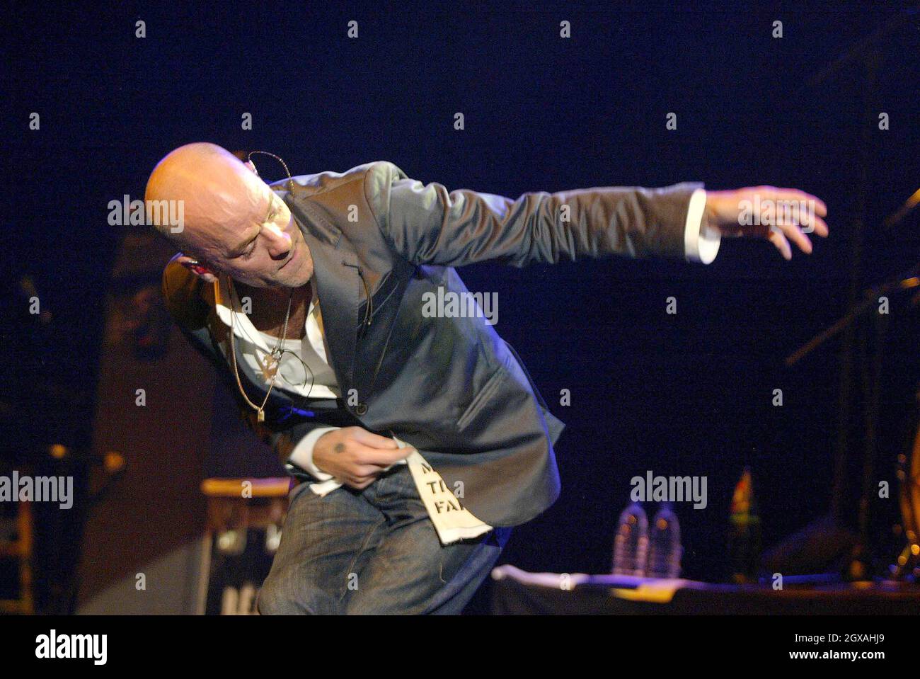 REM durante l'esibizione al Carling Apollo di Londra del concerto di beneficenza Make Trade Fair Live tenuto in aiuto di Oxfam. L'obiettivo dell'evento era di evidenziare l'impatto che le regole commerciali sleali hanno sugli agricoltori poveri del mondo in via di sviluppo. Foto Stock