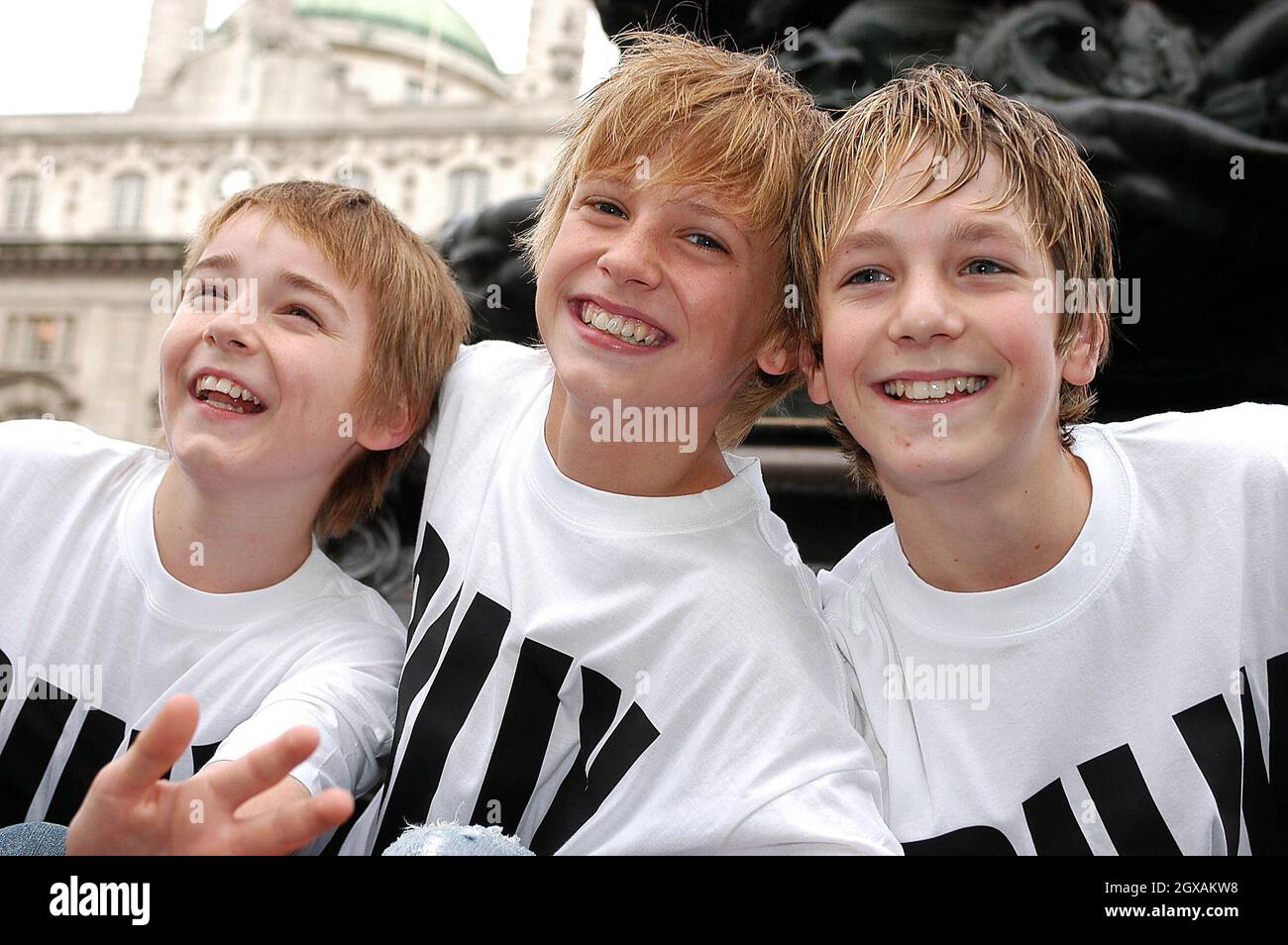 Stephen Dandry, regista e scrittore Lee Hall, presenta i tre giovani attori, scelti tra oltre 3000 hopefuls per giocare il ruolo di titolo nel musical di Billy Elliott. I ragazzi di sinistra sono Liam Mower, 12 anni, George Maguire, 13 anni e James Lomas, 14 anni. Foto Stock