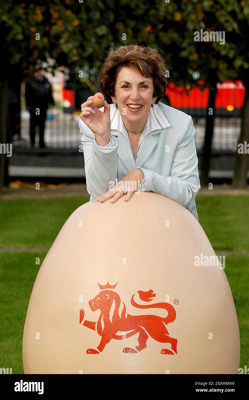 Sedici anni dopo le sue osservazioni sulla salmonella nelle uova la condussero a dimettersi dal Dipartimento della Salute, Edwina Currie dà ufficialmente il thumbsup ai nuovi standard di sicurezza delle uova britanniche lanciando la settimana delle uova britanniche alla Camera dei Coimmons, Londra. Foto Stock