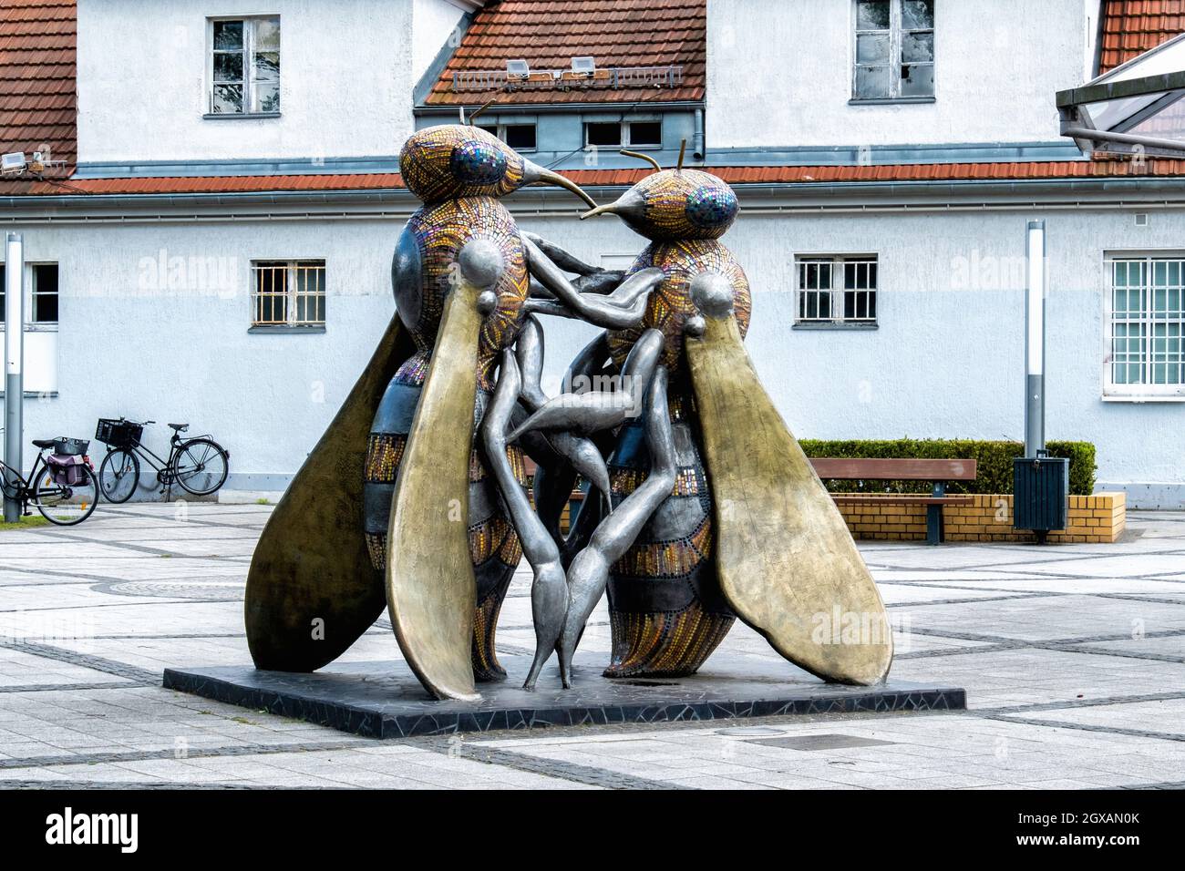 Bee Dance Sculpture, Die Bienentanz-skulptur by Artists Christine Gersch and Igor Jerschov, Steel Brass & Mosaic artwork in Hohen Neuendorf--Berlin Foto Stock