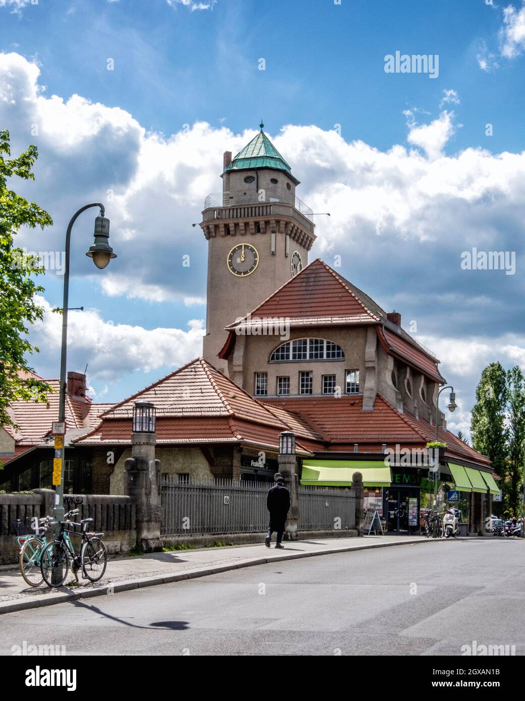 La stazione ferroviaria della S-bahn di Frohnau e la torre del casinò. La stazione serve la linea ferroviaria S1 della rete di comunicazione Berlino-Brandeburgo. Foto Stock