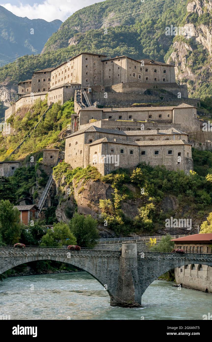 Splendida vista sul Forte di Bard e sul fiume Dora Baltea, Valle d'Aosta, Italia Foto Stock
