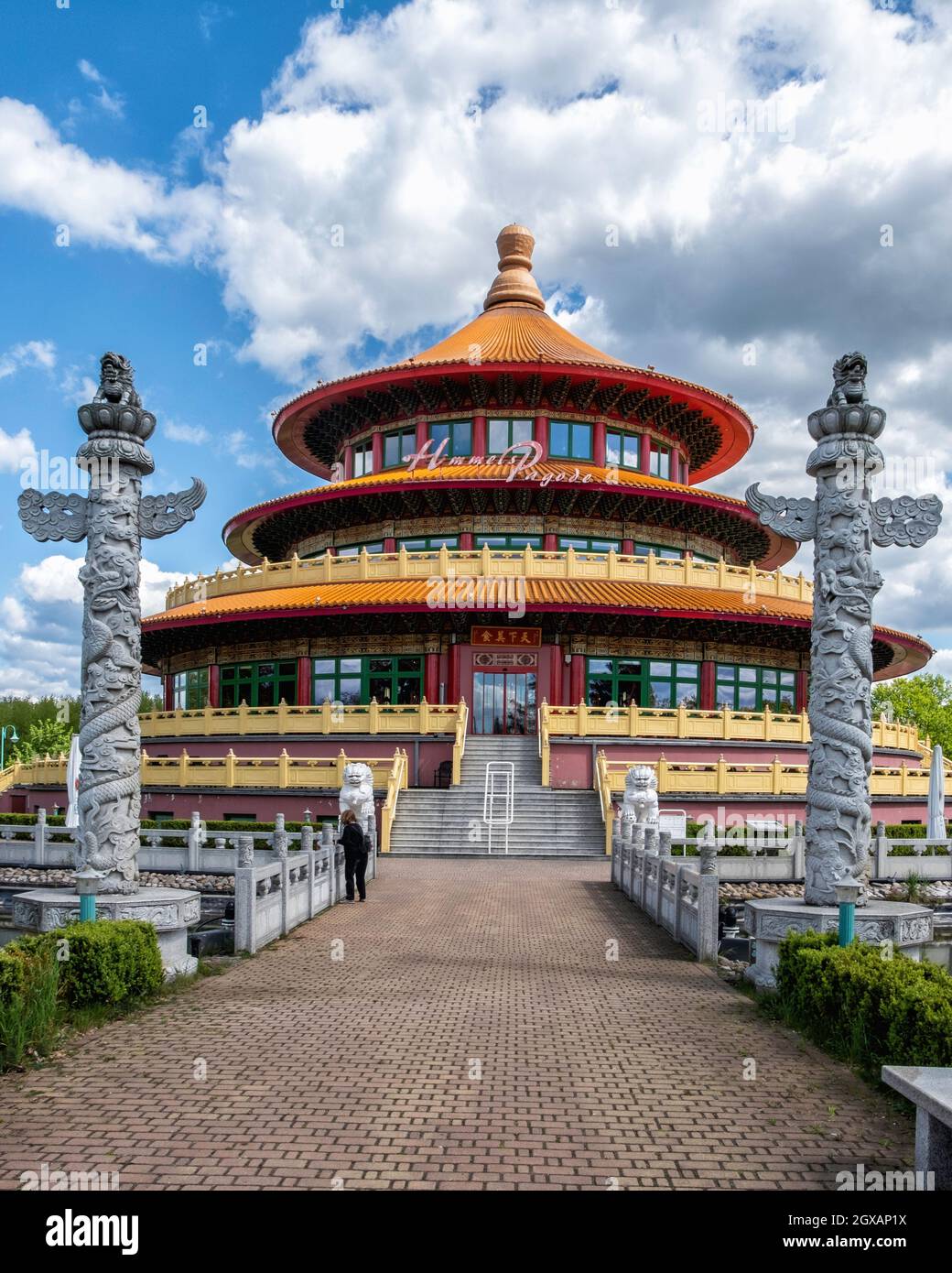 Himmels Pagode Chinese Restaurant Exterior a Hohen Neuendorf, Berlino. Edificio colorato a più piani Foto Stock