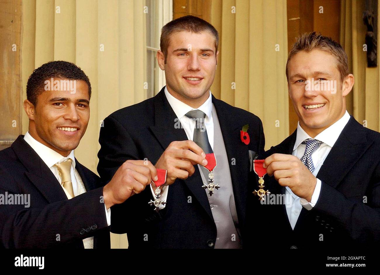 Un trio di vincitori della Coppa del mondo di Rugby (da sinistra a destra) Jason Robinson MBE, ben Cohen MBE e Jonny Wilkinson OBE, esibiscono i loro premi presentati dalla Regina a Buckingham Palace, Londra. Anwar Hussein/allactiondigital.com Foto Stock