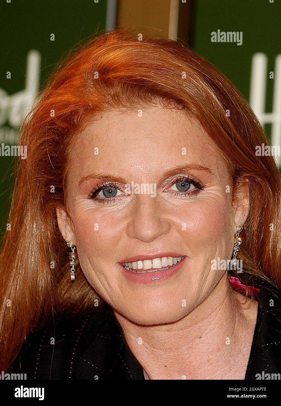 La duchessa di York, Sarah Ferguson, firma copie del suo ultimo libro in The Little Red Series,'Little Red's Christmas Story' ad Harrods, Londra. Foto Stock