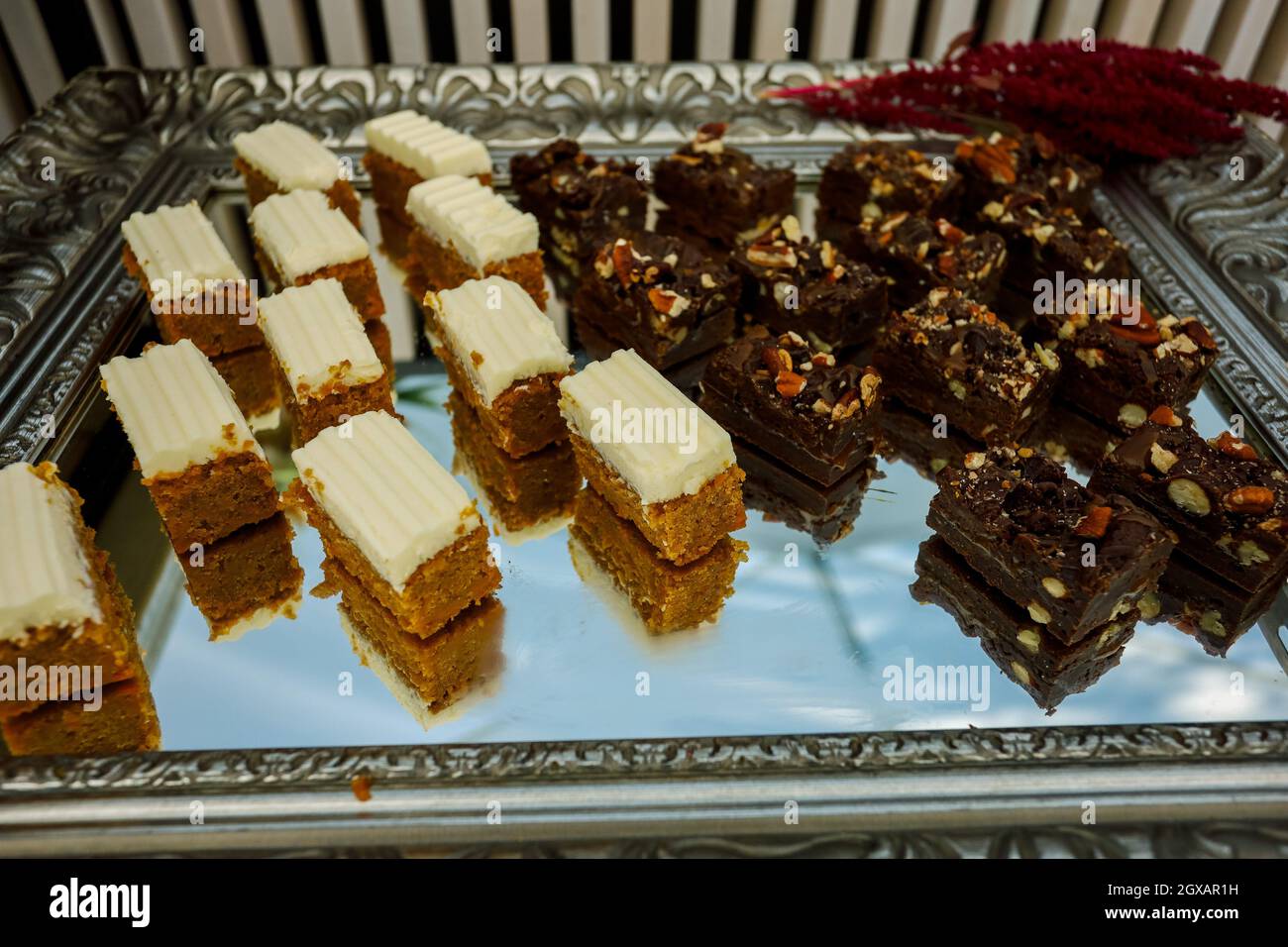 Fette biscottate con noci, cacao e caramello al tavolo del buffet, servite sul vassoio d'argento Foto Stock