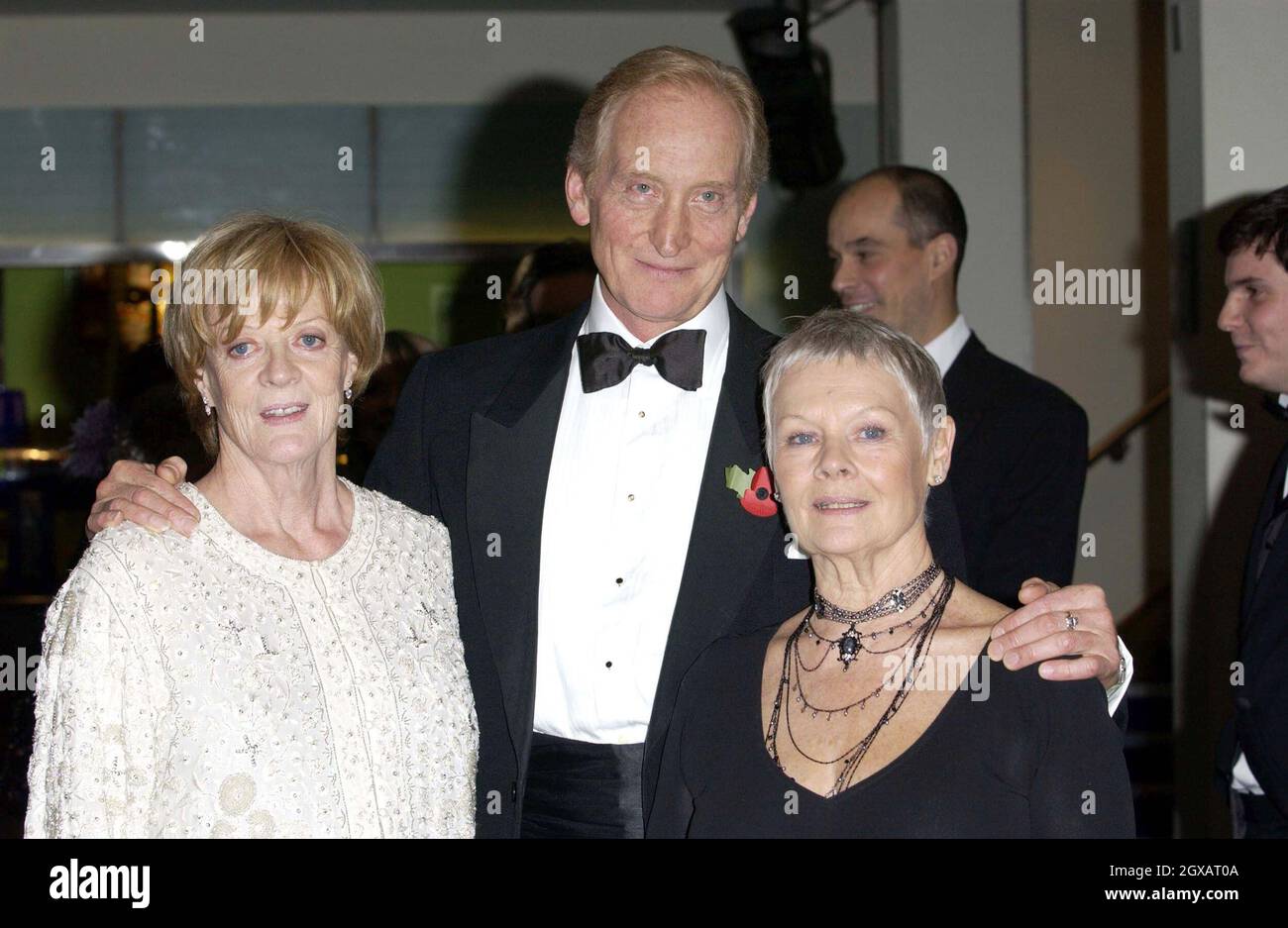 Charles Dance e attrici Dame Judi Dench, Dame Maggie Smith alla prima regale del film Ladies in Lavender. L'evento si è svolto presso l'Odeon Leicester Square di Londra, in aiuto del Cinema e della Televisione benevent Fund. Foto Stock