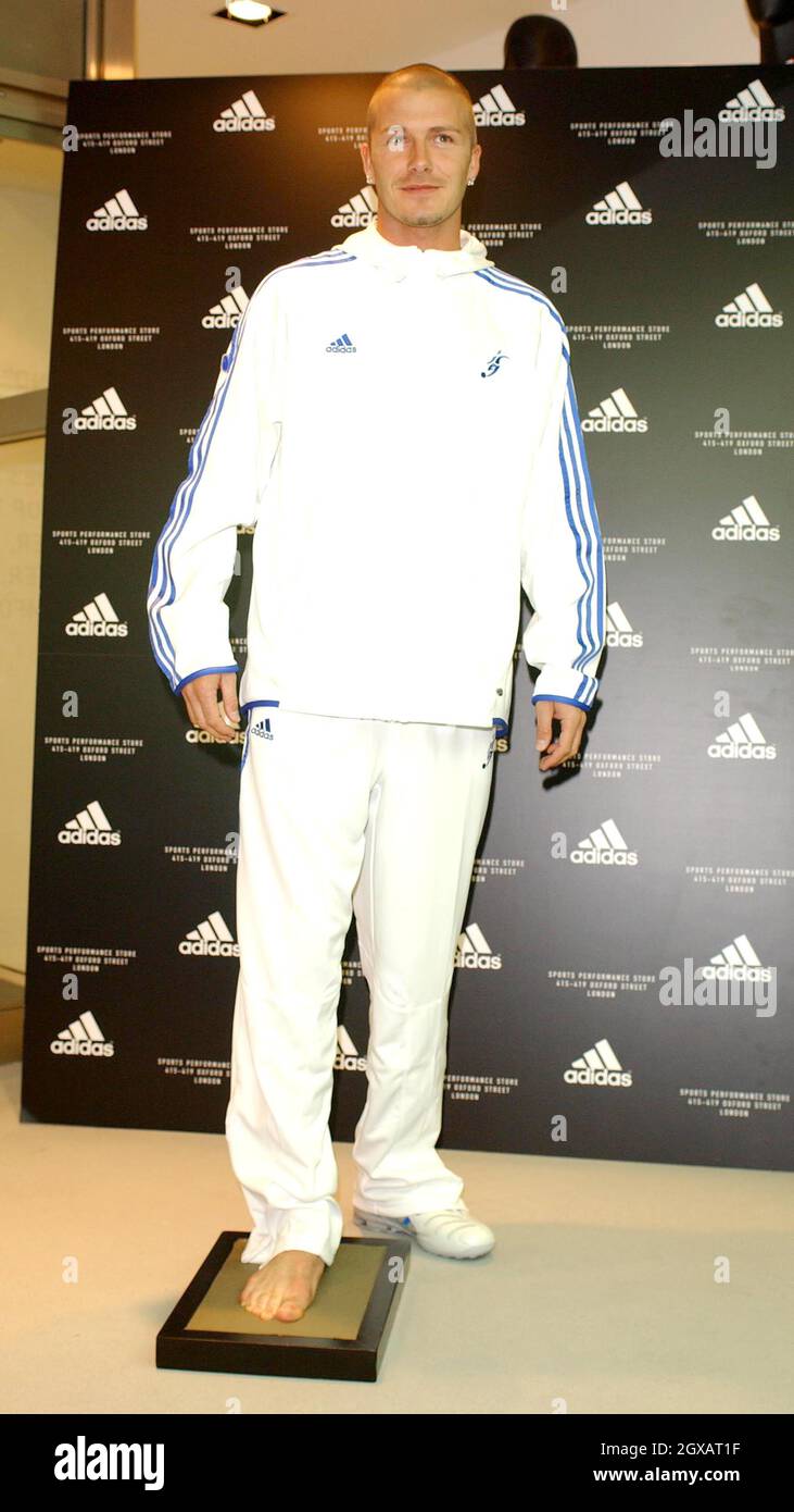 David Beckham dà una mano per aprire il negozio Adidas su Oxford Street a  Londra. Â Jean/allactiondigital.com Foto stock - Alamy
