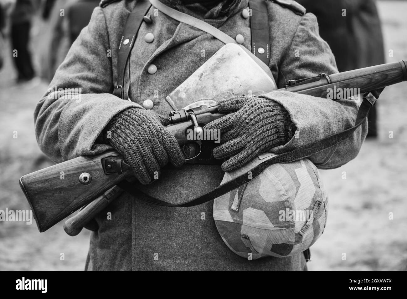 Close Up di militari tedeschi di munizioni in Germania un soldato della Wehrmacht che alla II Guerra Mondiale. Autunno Caldo vestiti, soldato soprabito, guanti, casco, Sapper Foto Stock