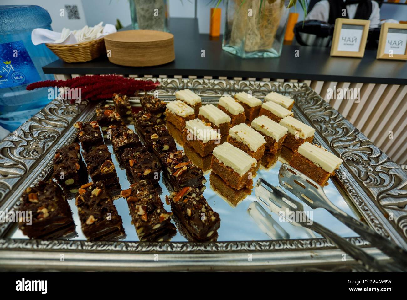 Fette biscottate con noci, cacao e caramello al tavolo del buffet, servite sul vassoio d'argento Foto Stock