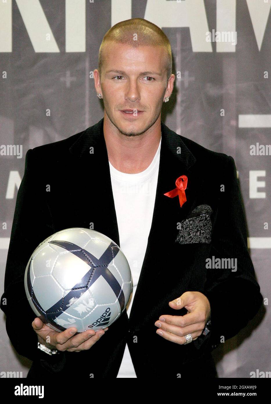 David Beckham alla Virgin Megastore di Londra, dove il calciatore stava  promuovendo un DVD pieno di abilità calcistiche chiamato 'Really Bend it  Like Beckham' Foto stock - Alamy