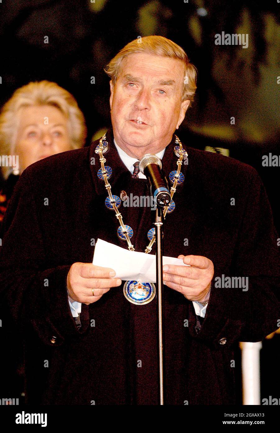 Le 2004 luci dell'albero di Natale sono accese a Trafalgar Square, Londra il 30.11.04 dal sindaco di Oslo, MR. Per Ditlev-Simonsen. Il Signore Sindaco di Westminster, Catherine Longworth, e il Signore Sindaco di Westminster, ha partecipato all'evento il Sig. Tarald Brautaset. Foto Stock