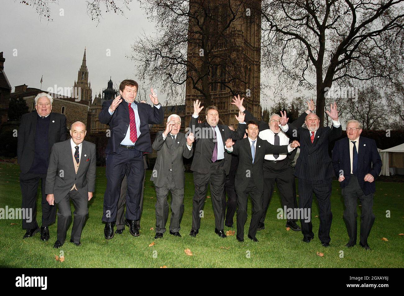 Lord Coe salta attraverso il contatore EDF Energy LEAP e insieme ai membri della House of Lords salta per mostrare il sostegno alla gara olimpica di Londra del 2012 al Westminster College Gardens mercoledì 15 dicembre. Foto Stock