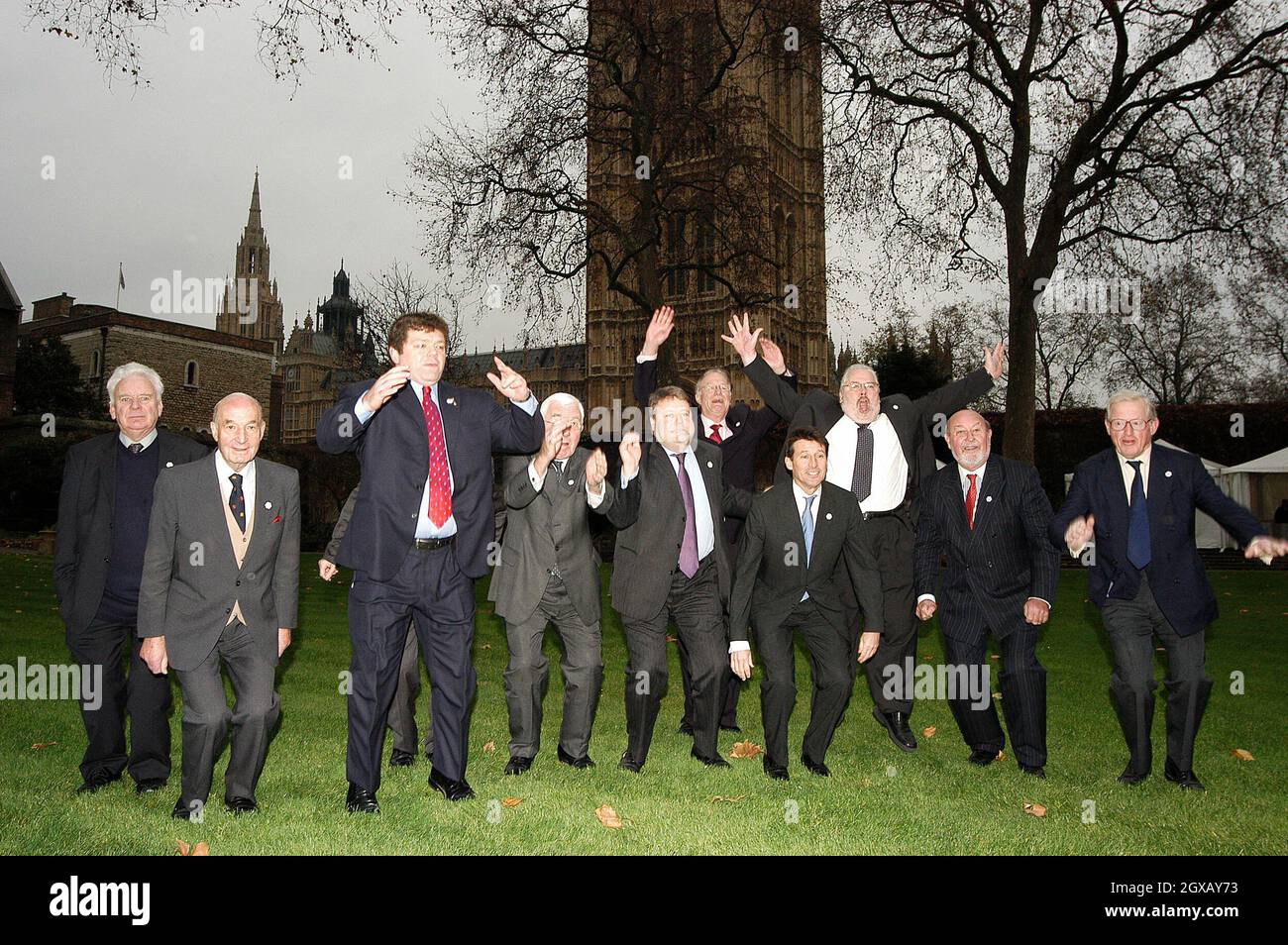 Lord Coe salta attraverso il contatore EDF Energy LEAP e insieme ai membri della House of Lords salta per mostrare il sostegno alla gara olimpica di Londra del 2012 al Westminster College Gardens mercoledì 15 dicembre. Foto Stock