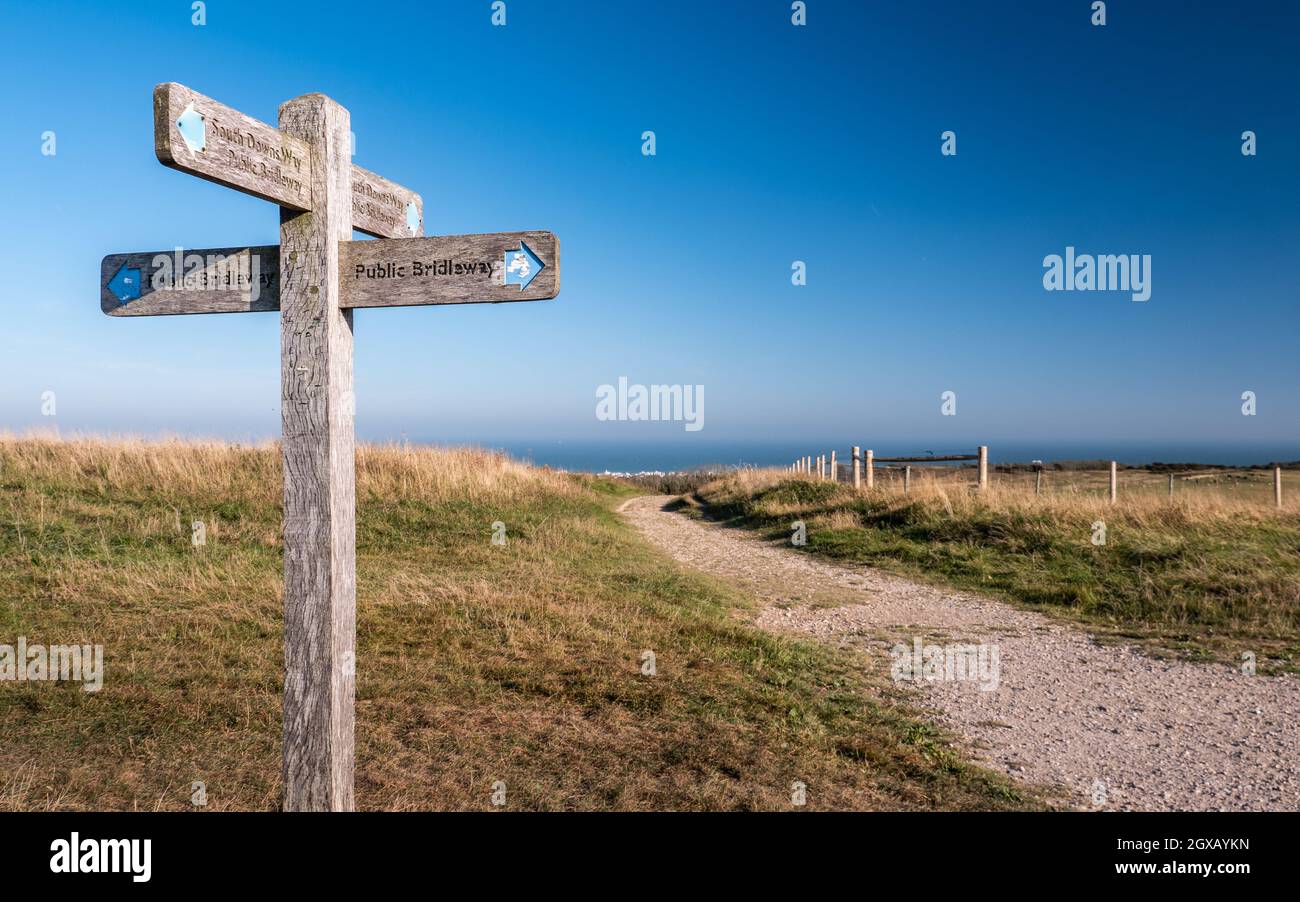 The South Downs Ways, Sussex, Inghilterra. Un cartello che fornisce indicazioni lungo il percorso a piedi di 100 miglia tra Winchester e Eastbourne, South England. Foto Stock