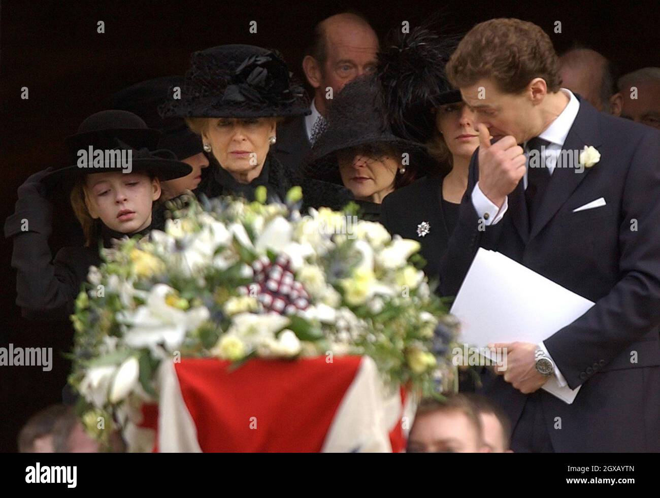 La principessa Alexandra (centro) segue la bara del marito Sir Angus Ogilvy con la loro figlia Marina (terza destra) e il figlio James (destra) con altri membri della famiglia, dopo il funerale alla Cappella di San Giorgio al Castello di Windsor, mercoledì 5 gennaio 2005. Sir Angus, marito della cugina della regina, la principessa Alexandra, morì il giorno di Santo Stefano all'età di 76 anni. Anwar Hussein/allactiondigital.com Foto Stock