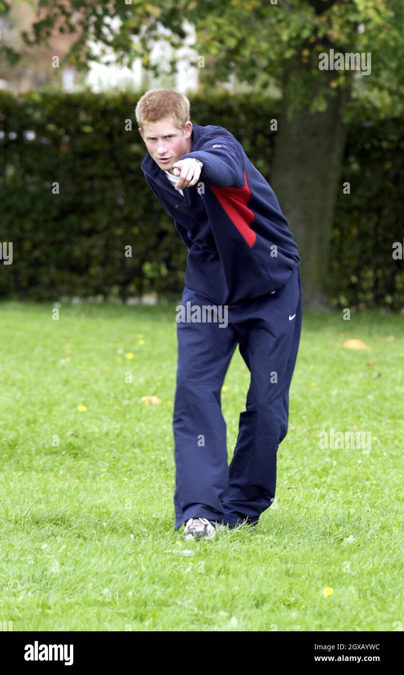 Foto d'archivio di Prince Harry scattata nel settembre 2004. Il principe dei 'playboy' ha fatto i titoli ancora una volta, dopo aver partecipato ad una festa di vestito con una svastica nazista sul suo braccio. Lo scandalo più recente segue una successione di incidenti che hanno visto il principe di 20 anni catturato fumare cannabis come adolescente al suo più recente lotteria nightclub con un fotografo paparazzi. Anwar Hussein/allactiondigital.com Foto Stock