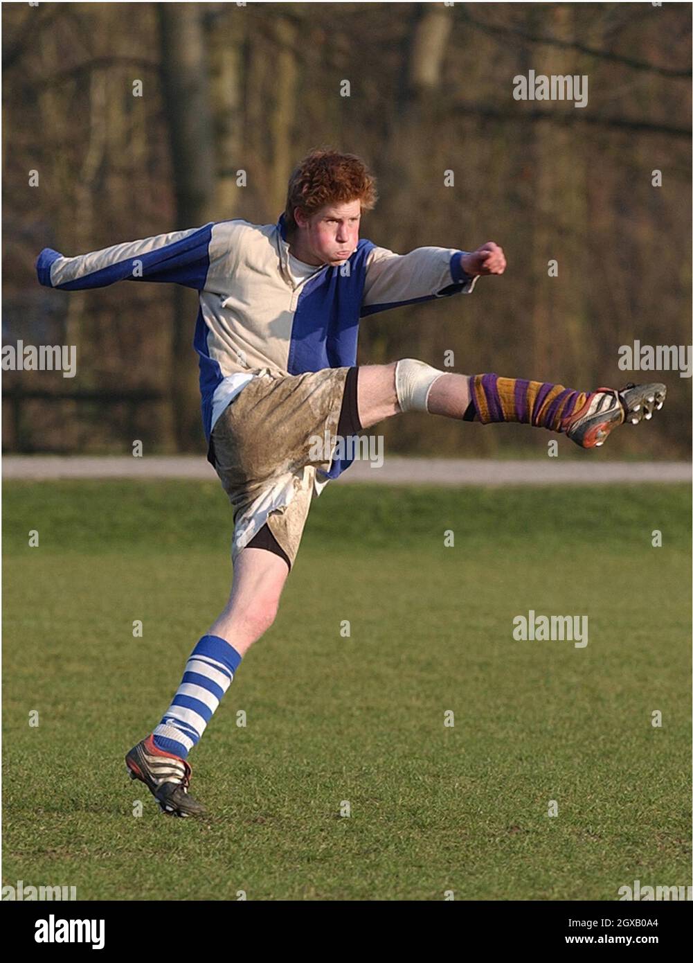 Foto dell'archivio del Principe Harry scattato all'Eton College maggio 2003. Il principe dei 'playboy' ha fatto i titoli ancora una volta, dopo aver partecipato ad una festa di vestito con una svastica nazista sul suo braccio. Lo scandalo più recente segue una successione di incidenti che hanno visto il principe di 20 anni catturato fumare cannabis come adolescente al suo più recente lotteria nightclub con un fotografo paparazzi. Anwar Hussein/allactiondigital.com Foto Stock