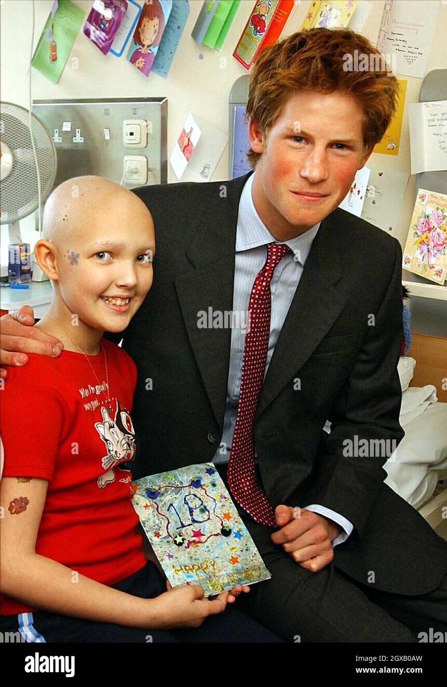 Archivio foto di Prince Harry witha paziente leucemia nel settembre 2002. Il principe dei 'playboy' ha fatto i titoli ancora una volta, dopo aver partecipato ad una festa di vestito con una svastica nazista sul suo braccio. Lo scandalo più recente segue una successione di incidenti che hanno visto il principe di 20 anni catturato fumare cannabis come adolescente al suo più recente lotteria nightclub con un fotografo paparazzi. Anwar Hussein/allactiondigital.com Foto Stock
