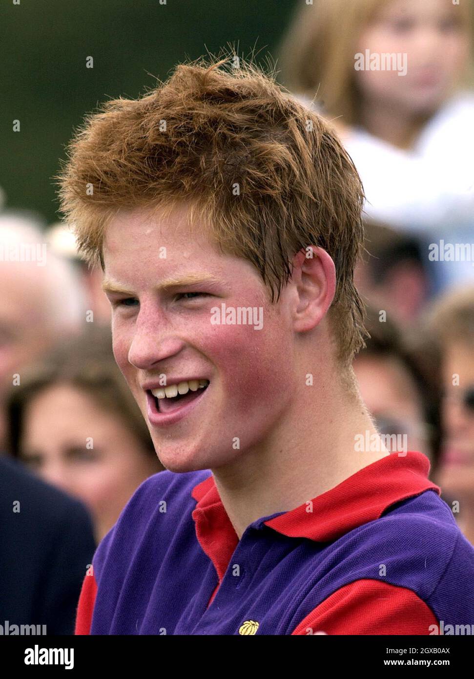 Foto di archivio del principe Harry scattata ad una partita di polo nel luglio 2002. Il principe dei 'playboy' ha fatto i titoli ancora una volta, dopo aver partecipato ad una festa di vestito con una svastica nazista sul suo braccio. Lo scandalo più recente segue una successione di incidenti che hanno visto il principe di 20 anni catturato fumare cannabis come adolescente al suo più recente lotteria nightclub con un fotografo paparazzi. Anwar Hussein/allactiondigital.com Foto Stock