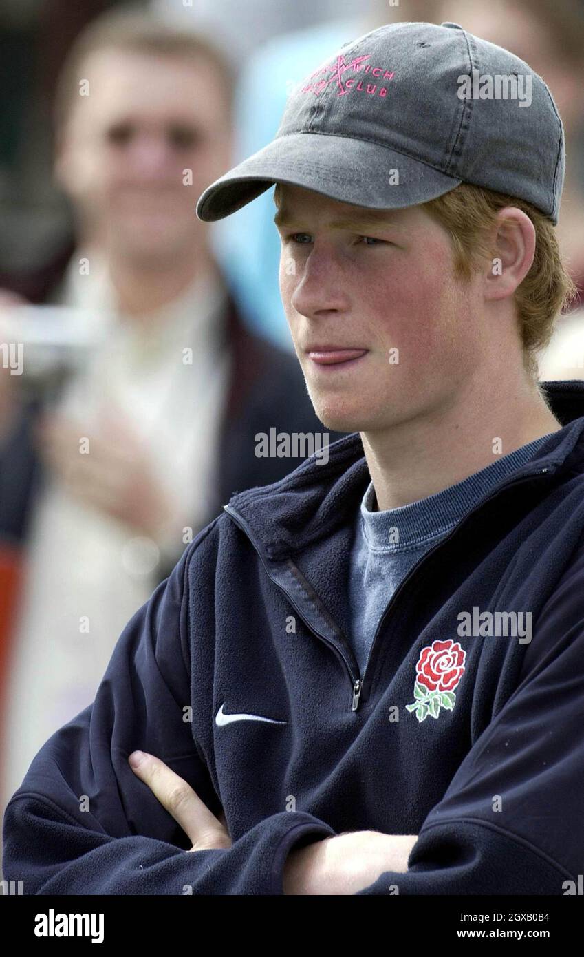 Foto di archivio del principe Harry ad una partita di polo nel luglio 2003. Il principe dei 'playboy' ha fatto i titoli ancora una volta, dopo aver partecipato ad una festa di vestito con una svastica nazista sul suo braccio. Lo scandalo più recente segue una successione di incidenti che hanno visto il principe di 20 anni catturato fumare cannabis come adolescente al suo più recente lotteria nightclub con un fotografo paparazzi. Anwar Hussein/allactiondigital.com Foto Stock