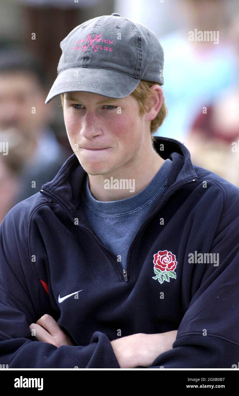 Foto di archivio del principe Harry ad una partita di polo nel luglio 2003. Il principe dei 'playboy' ha fatto i titoli ancora una volta, dopo aver partecipato ad una festa di vestito con una svastica nazista sul suo braccio. Lo scandalo più recente segue una successione di incidenti che hanno visto il principe di 20 anni catturato fumare cannabis come adolescente al suo più recente lotteria nightclub con un fotografo paparazzi. Anwar Hussein/allactiondigital.com Foto Stock
