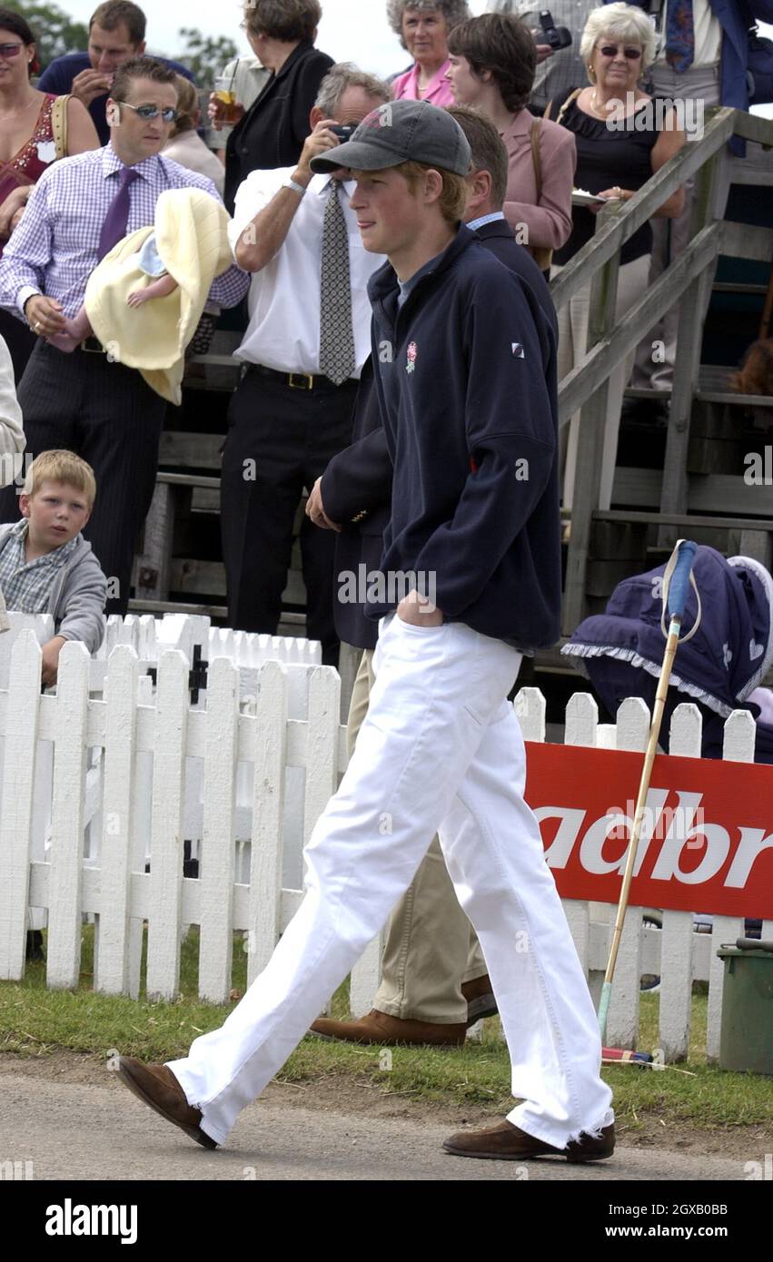 Foto di archivio del principe Harry ad una partita di polo nel luglio 2003. Il principe dei 'playboy' ha fatto i titoli ancora una volta, dopo aver partecipato ad una festa di vestito con una svastica nazista sul suo braccio. Lo scandalo più recente segue una successione di incidenti che hanno visto il principe di 20 anni catturato fumare cannabis come adolescente al suo più recente lotteria nightclub con un fotografo paparazzi. Anwar Hussein/allactiondigital.com Foto Stock
