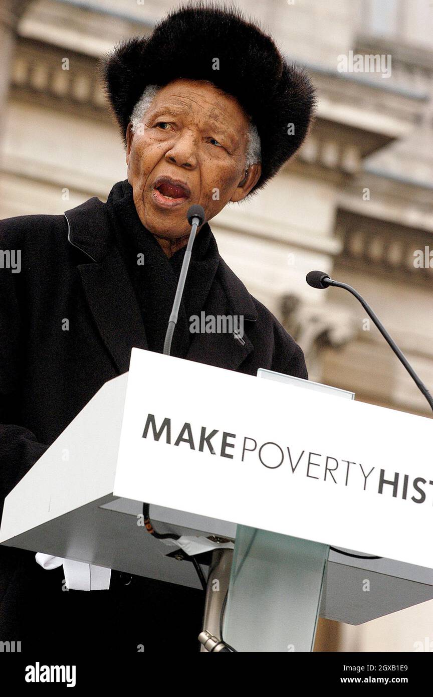 Nelson Mandela al Make Poverty History Rally, che si è tenuto a Trafalgar Square nel centro di Londra. Circa 220 sindacati, gruppi di pressione, associazioni di beneficenza, gruppi religiosi e celebrità si sono Uniti per esercitare pressione sul governo per garantire un commercio equo e un ulteriore aiuto per i paesi in via di sviluppo. Foto Stock