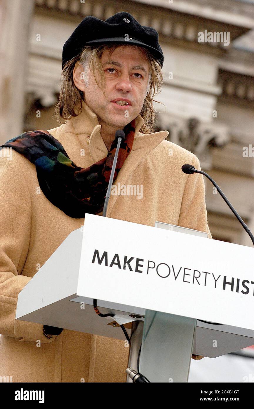 Sir Bob Geldof al Make Poverty History Rally, che si è tenuto a Trafalgar Square nel centro di Londra. Circa 220 sindacati, gruppi di pressione, associazioni di beneficenza, gruppi religiosi e celebrità si sono Uniti per esercitare pressione sul governo per garantire un commercio equo e un ulteriore aiuto per i paesi in via di sviluppo. Foto Stock
