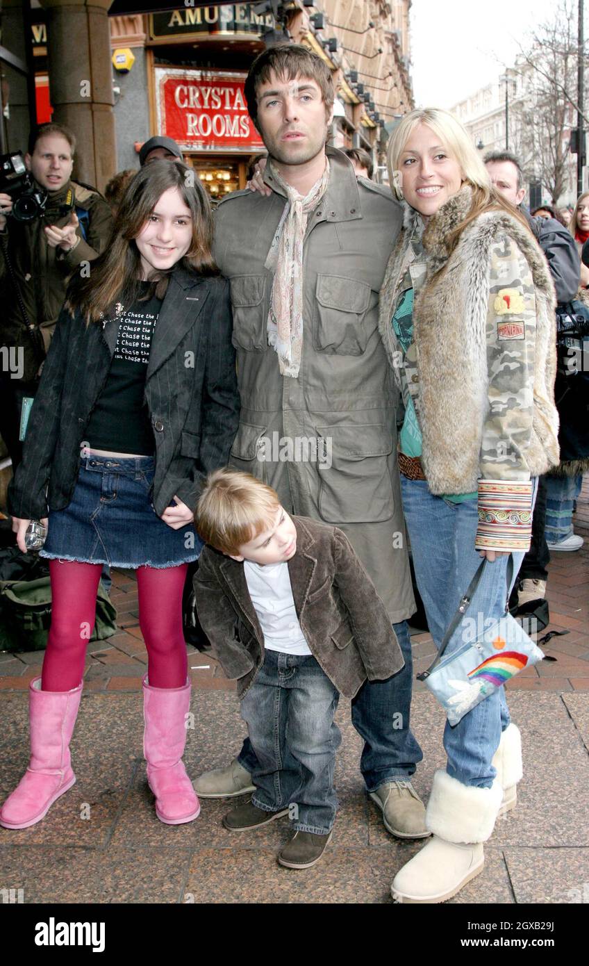 La cantante Oasis Liam Gallagher e Nicole Appleton con il figlio gene e la figlia di Natalie Appleton Rachel alla prima del film Spongebob and Squarepants tenutasi al cinema Vue di Leicester Square, Londra. Foto Stock