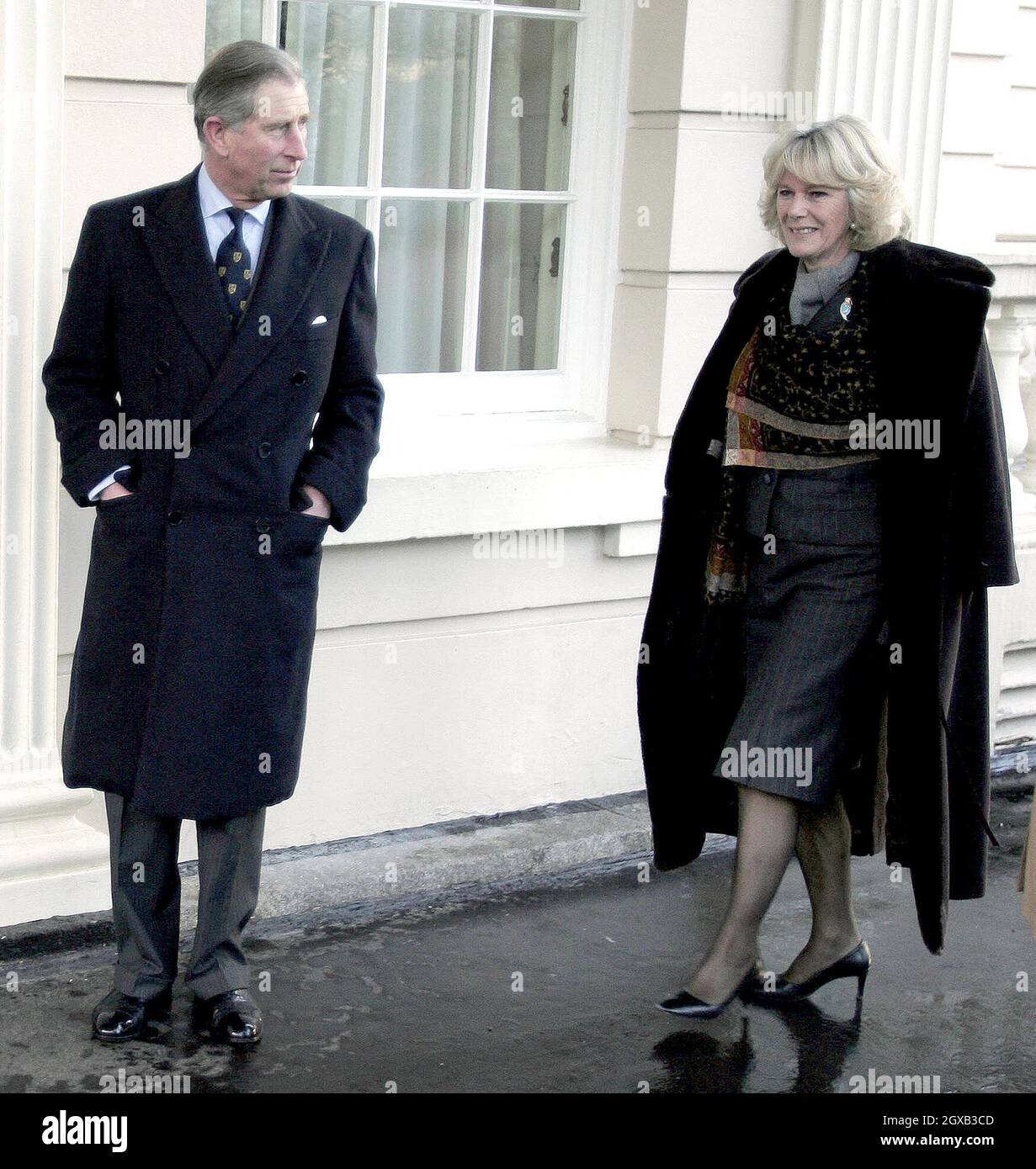 Il Principe del Galles con la moglie Camilla Parker Bowles, nel giardino della Clarence House dove incontrarono i membri del team britannico della spedizione artica George Wells , Andrew Gerber e Tom Avery , che partirono per il Polo Nord alla fine di questo mese, Londra, lunedì 21 febbraio 2005. Anwar Hussein/allactiondigital.com Foto Stock