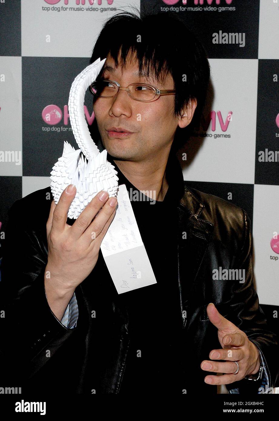 Hideo Kojima, uno dei più celebri produttori di giochi al mondo e il padre di Metal Gear firma copie del suo video presso l'HMV Store di Oxford Street, Londra, il 8th marzo. Foto Stock