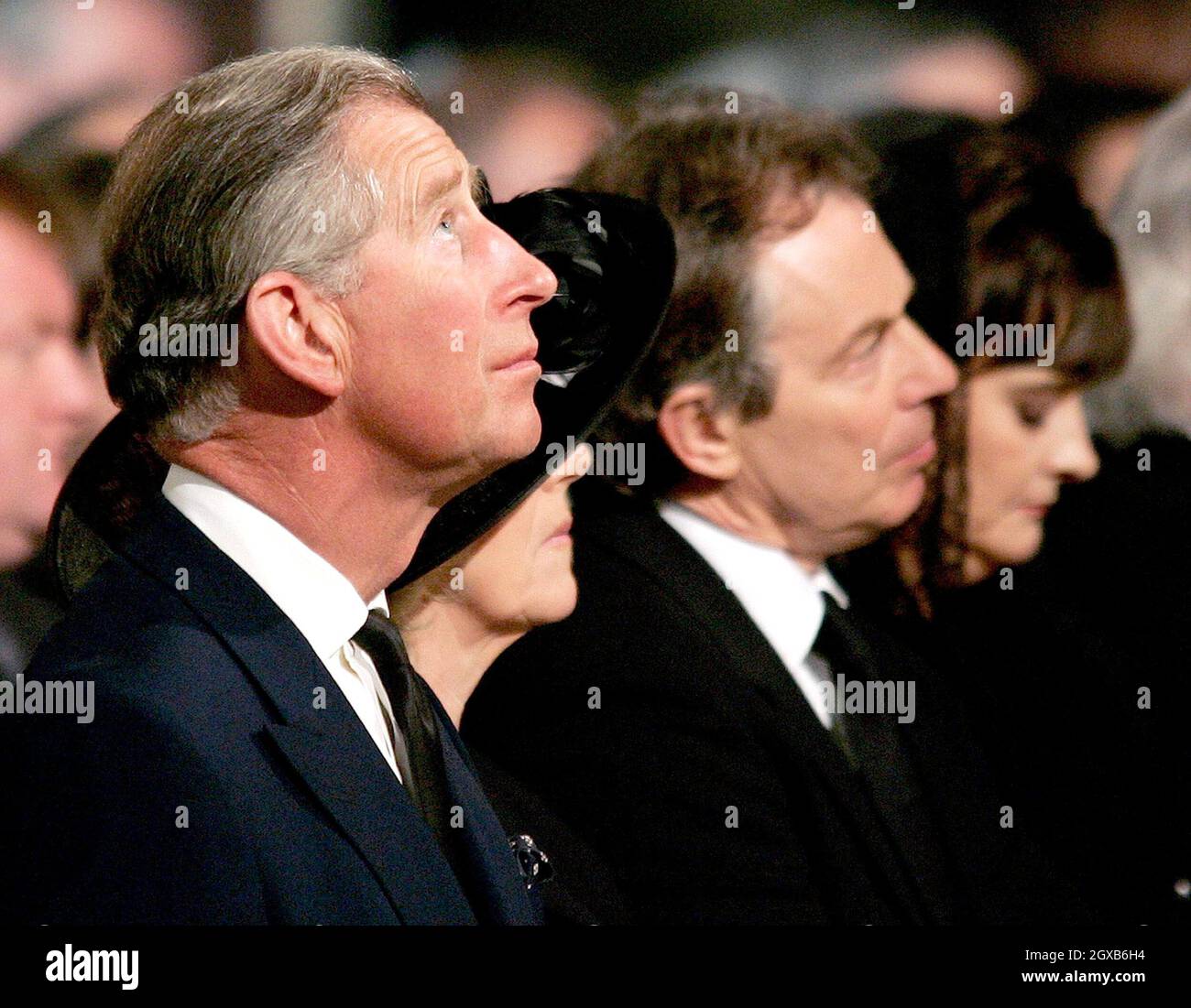 Il principe britannico Charles (L) con Camilla Parker-Bowles (2nd L), il primo ministro britannico Tony Blair (2nd R) e sua moglie Cherie (R) in un servizio in memoria di Papa Giovanni Paolo II alla Cattedrale di Westminster di Londra. Foto Stock