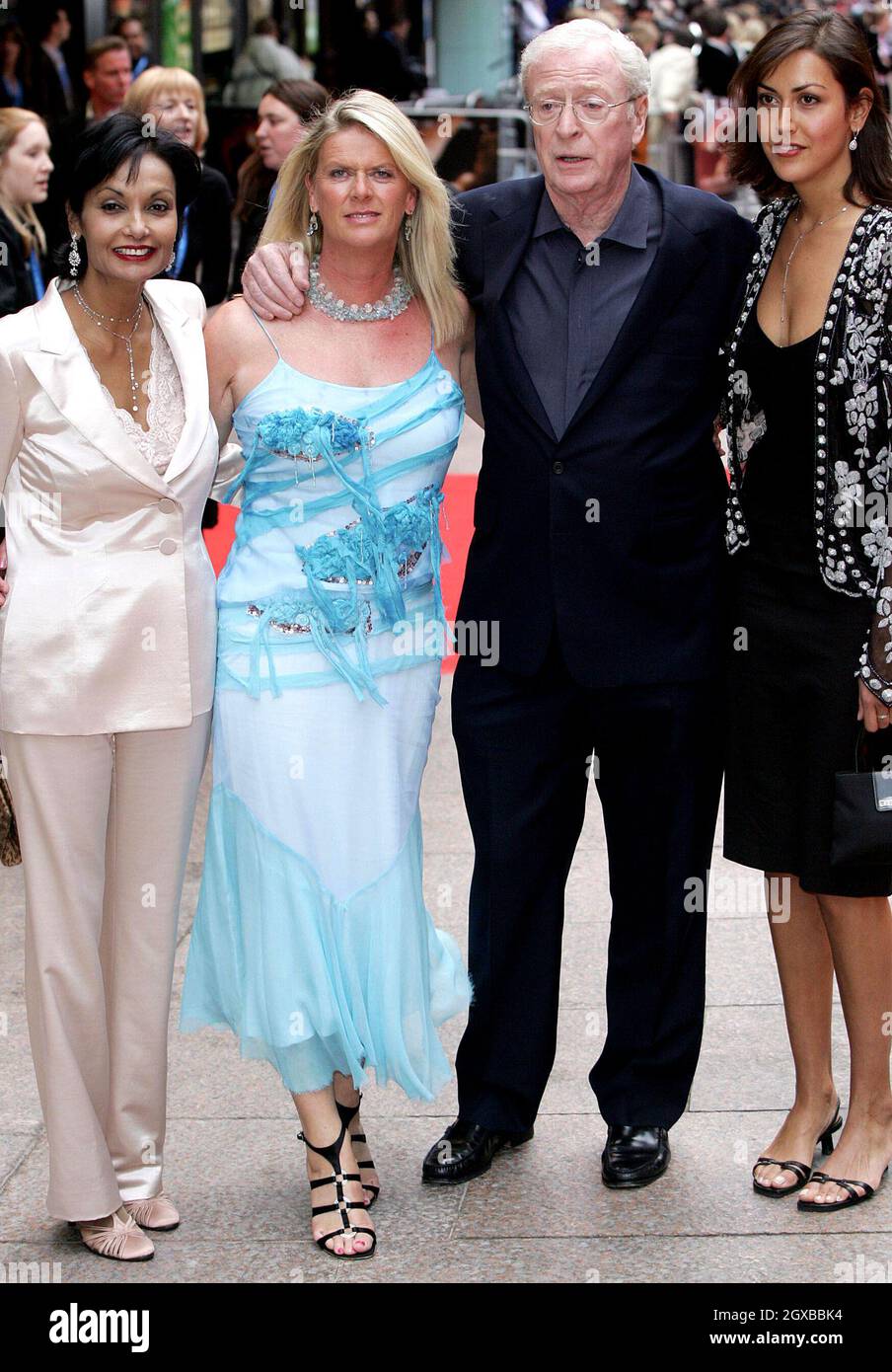 Sir Michael Caine con la moglie Shakira, le figlie Dominique, Blue e Natasha alla prima europea di Batman comincia. È stato proiettato al cinema Odeon Leicester Square di Londra. Foto Stock