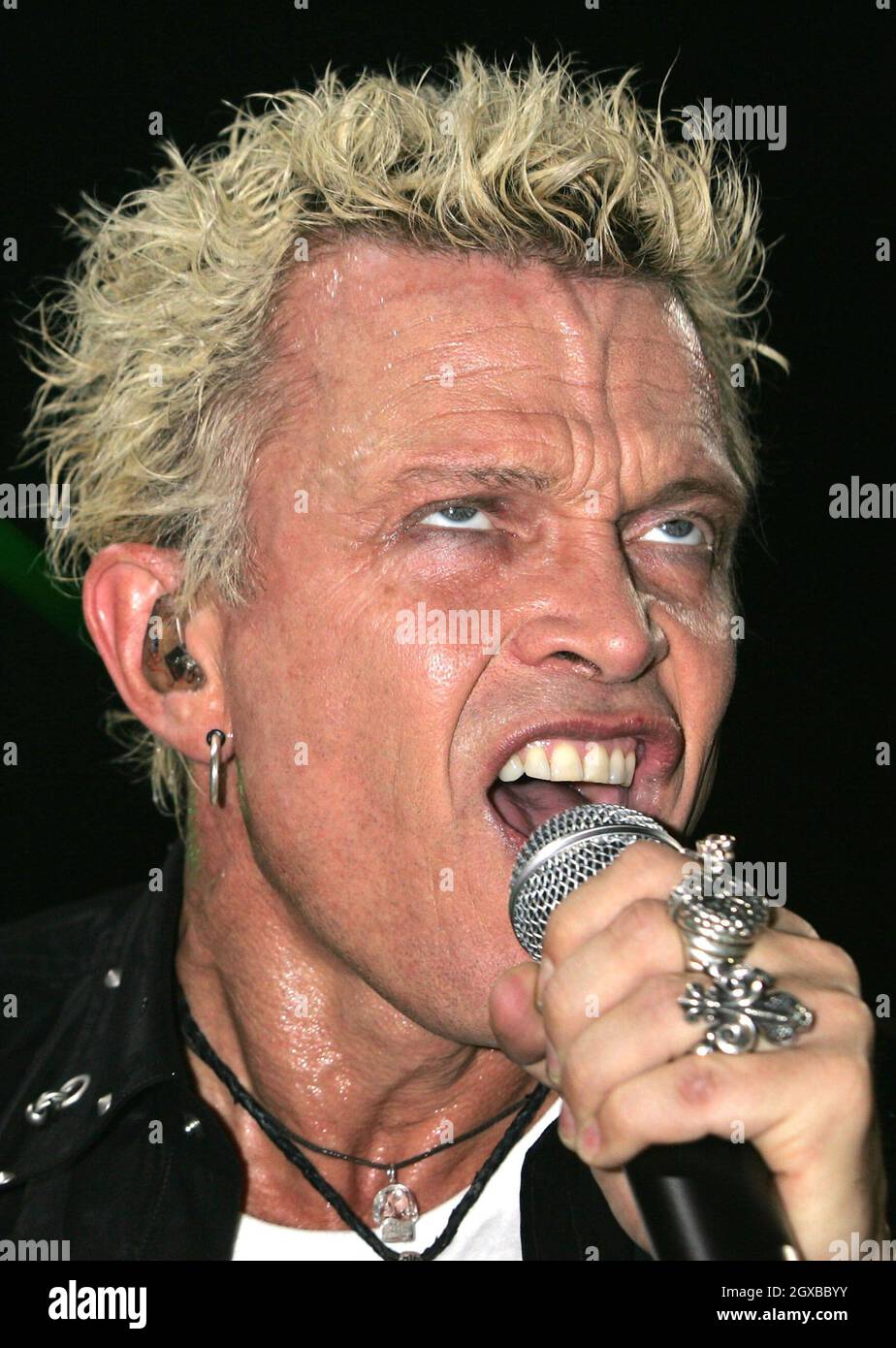 Billy Idol si esibisce sul palco al primo giorno del Download Festival di quest'anno al Donington Park, Castle Donington. Foto Stock