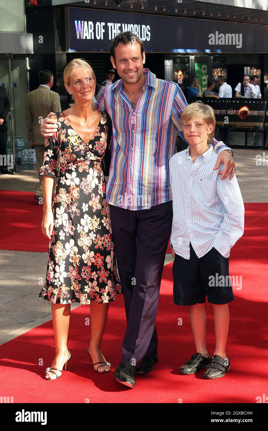 Ulrika Jonsson, Lance Gerrard-Wright e figlio hanno partecipato alla prima cinematografica britannica della GUERRA DEL MONDO a odeon Leicester Square, Londra. Foto Stock