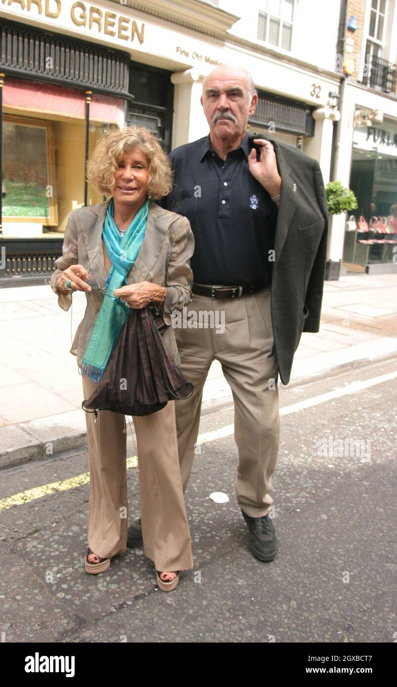 Sean Connery ha fotografato lo shopping nel West End, Londra. Foto Stock