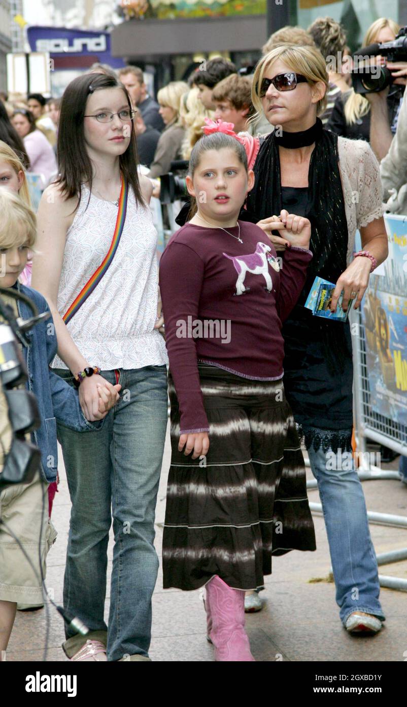 Michelle Collins e la famiglia alla premiere britannica di beneficenza del Madagascar che ha avuto luogo all'Empire Leicester Square a Londra. Foto Stock