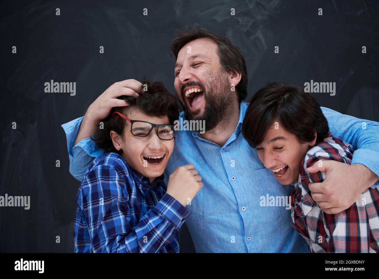 felice padre abbracciare figli momenti indimenticabili di gioia di famiglia in gara mista medio orientale famiglia araba Foto Stock