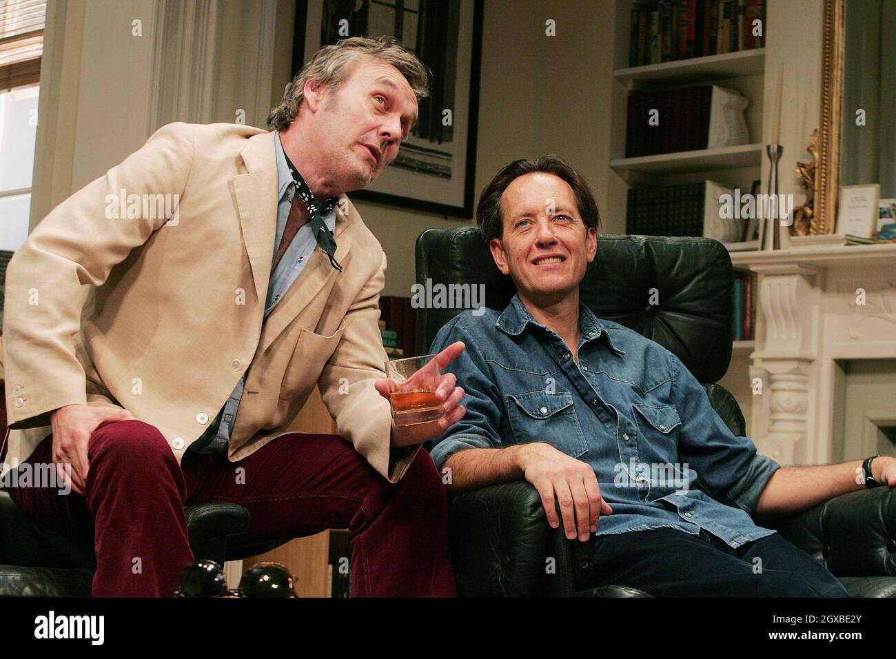 Richard e Grant come Simon Hench e Anthony Head come Jeff Golding nel gioco altrimenti impegnato che corre al Criterion Theatre, Piccadilly, Londra. Foto Stock